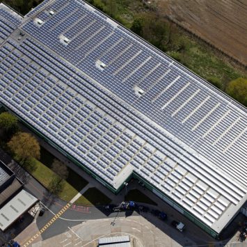 toiture-photovoltaique-sur-mesure-batiment-professionnel-centre-commercial