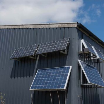 Panneau-photovoltaique-sur-facade-hangar-agricole
