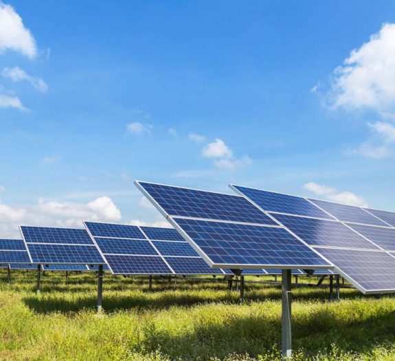 Installation de ferme solaire photovoltaïque sur terres agricoles