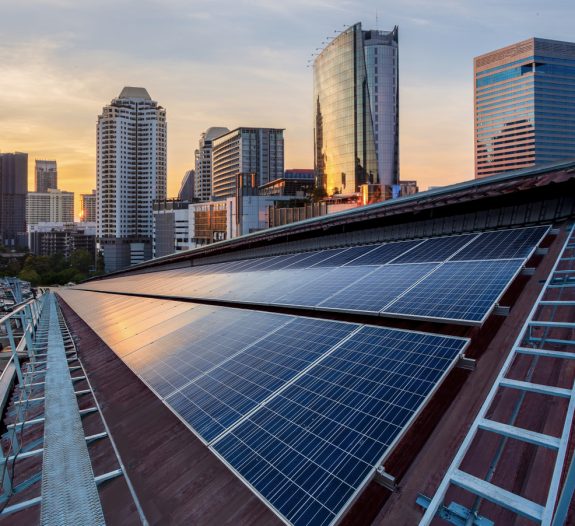 Exploiter sa toiture-terrasse en installant des panneaux photovoltaïques