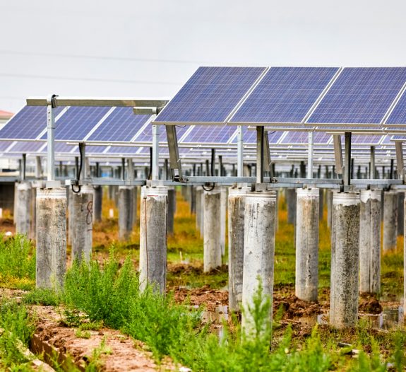 Installation-panneau-photovoltaique-sur-pied-haut