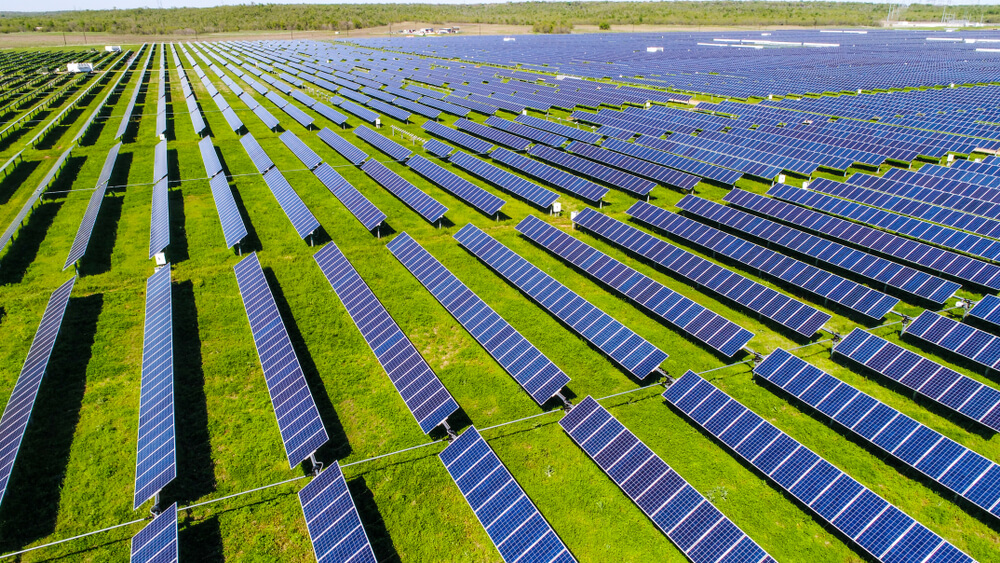 Panneau-solaire-au-sol-terrain-agricole