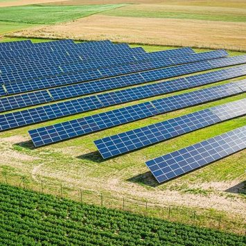 panneaux-solaires-sur-terrain-agricole