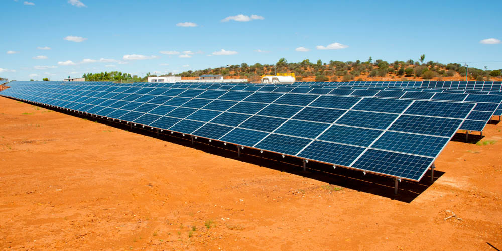 Centrale-solaire-dans-une-ancienne-carrière