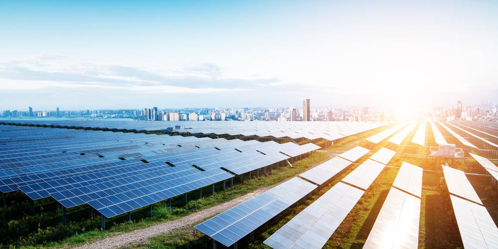 Installer des panneaux solaires dans un champ