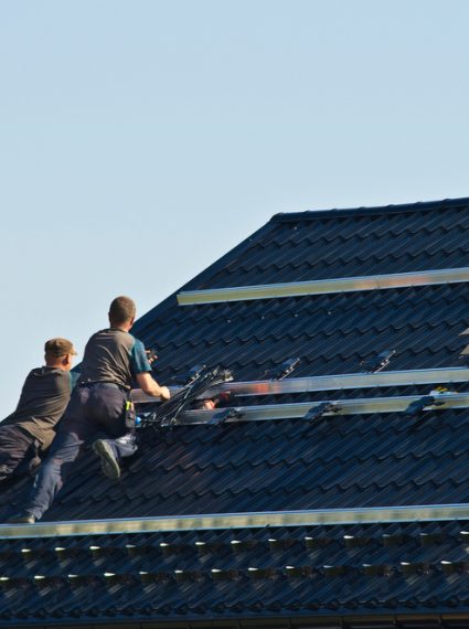 Comment installer des panneaux solaires sur un toit?