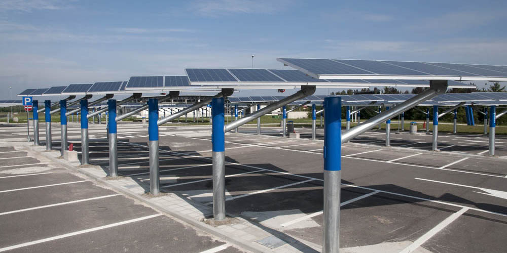 L’ombrière de parking solaire : l’abri de parking qui produit de l’énergie grâce au soleil
