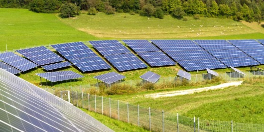 Avantages d’une installation de panneaux solaires sur un champ