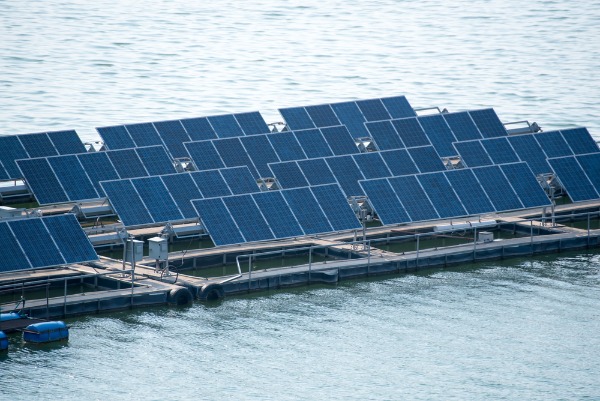 Comment une centrale solaire flottante est-elle assemblée ?