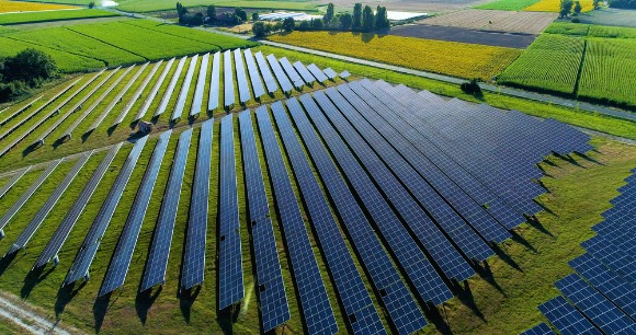 centrale solaire dans une ancienne carrière