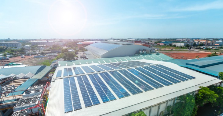 Installation de panneaux solaires lors d’un projet de location de toitures photovoltaïques agricoles