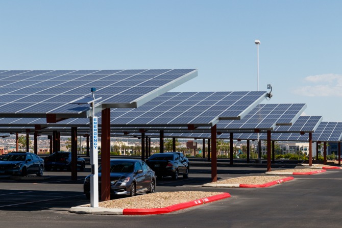 Parkings, bâtiments, autoroutes… Où les panneaux photovoltaïques