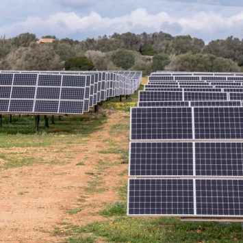 Lutter contre le changement climatique en développant la puissance de l'énergie solaire au sol réalisation