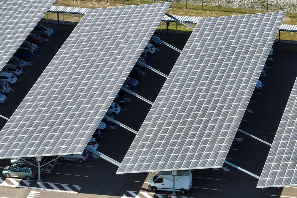 L’étude de faisabilité technique de la pose de panneaux solaires sur une ombrière