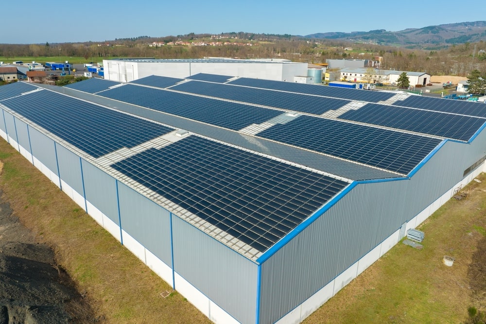 Quels avantages offre l’installation de panneaux solaires sur un bâtiment agricole