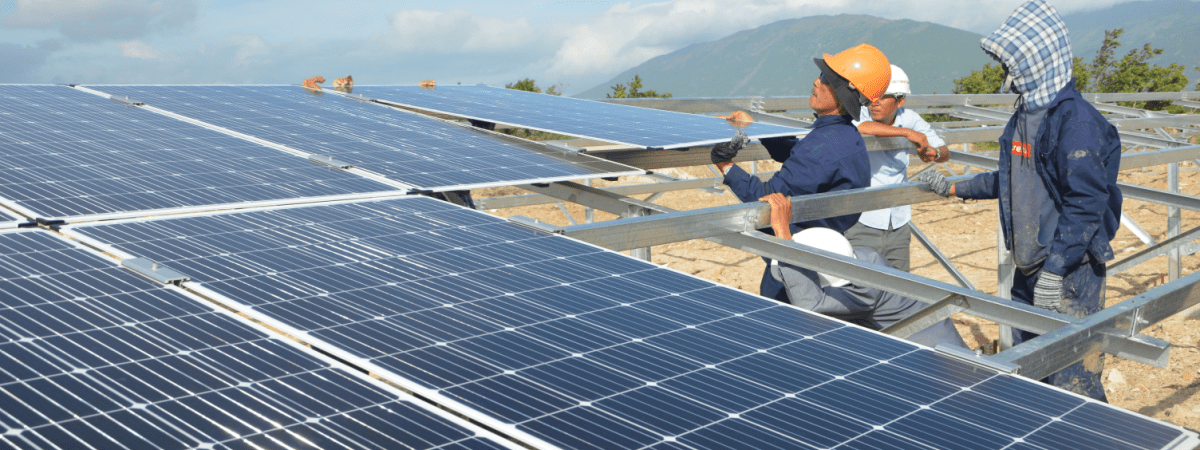 Les travaux d’installation d’une centrale photovoltaïque au sol de grande envergure