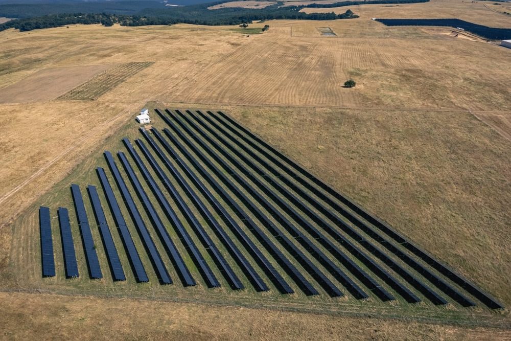 Reconvertir des friches en ferme solaire est-il rentable