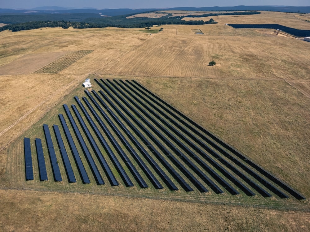 Reconvertir des friches en ferme solaire est-il rentable