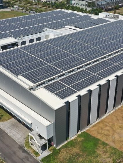 L’installation de panneaux solaires sur une toiture de bâtiment professionnel neuf