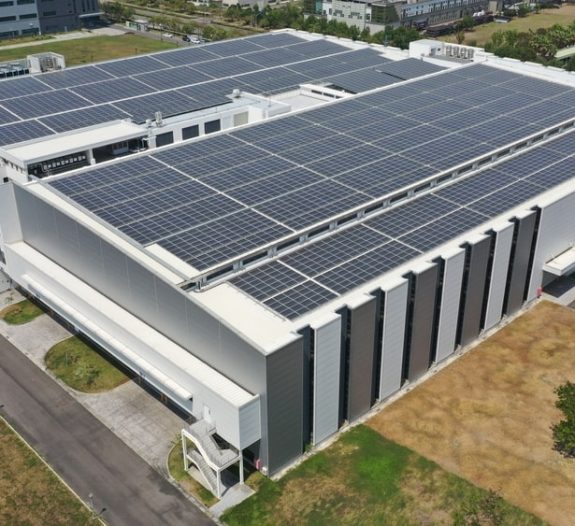 L’installation de panneaux solaires sur une toiture de bâtiment professionnel neuf