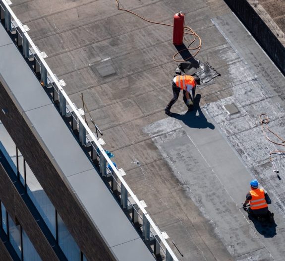 Pourquoi rénover les toits professionnels dans le secteur de l’industrie