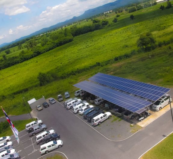 Qui contacter pour installer des systèmes solaires d’ombrage pour ses parkings extérieurs