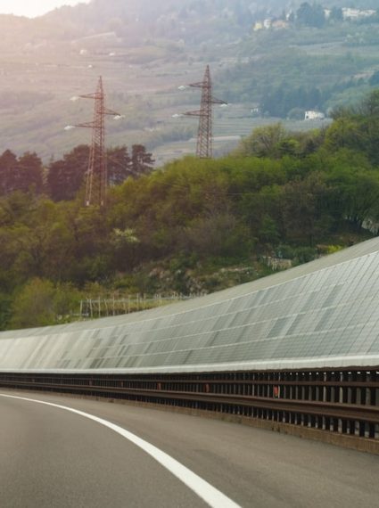 Ombrières solaires le long des autoroutes